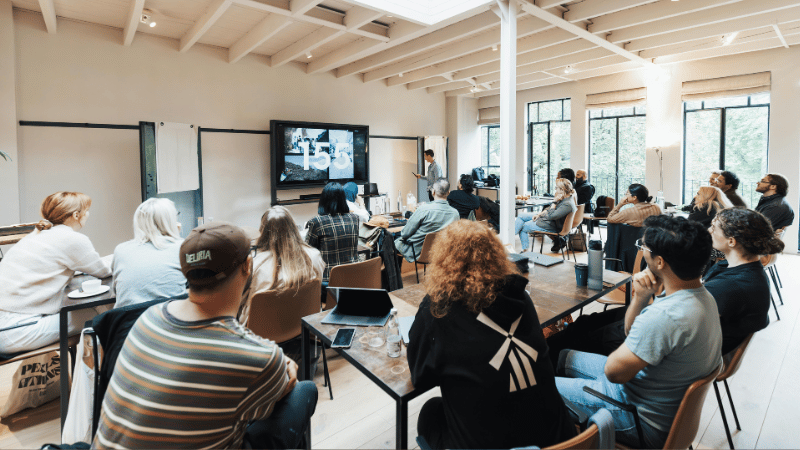🚀 ¿Y si tu negocio tuviera un equipo digital trabajando para ti mientras tú te enfocas en crecer?